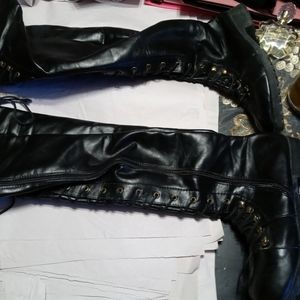 Ladies high top.lace up boots